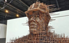 为向父亲及建筑工人致敬 艺术生用700公斤钢筋铸造巨型工人雕塑