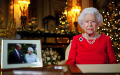 菲腊亲王离世后首读圣诞文告 英女皇身旁放庆钻婚合照戴当时胸针