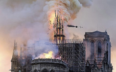 巴黎聖母院大火塔尖坍塌 消防確認保住整體結構