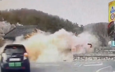 南韩老司机失控直撞400年古迹 3秒间倒塌几乎全毁