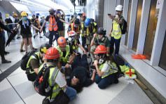 【元朗游行】西铁站冲突中多人受伤 本报记者疑被橡胶子弹击中