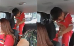 泰男童車上揸住膠樽救急失準 媽媽慘遭「尿尿淋頭」