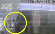 郑州3岁女抓扶手电梯悬空20米 警员千钧一发救起