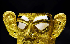 四川三星堆遗址新出土文物 现完整金面罩