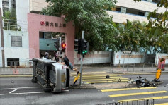 黄大仙私家车撞交通灯翻侧 司机受伤