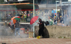 【少女被抬走光】示威者包围天水围警署掷石 防暴警催泪烟驱散出橙旗