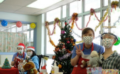 兒童醫院病童不寂寞 醫護做聖誕老人派禮物送暖