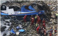 秘鲁巴士撞货柜车后坠崖 至少48死6重伤