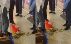 带活蟹搭高铁被拦 下秒火爆男当场用脚全踩死