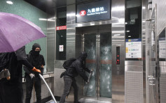 【修例風波】九龍塘站蒙面示威者打爆玻璃塗鴉 開消防喉射水