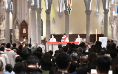 教宗方濟各逝世︱香港教區辦追思彌撒 李家超致送花圈 曾蔭權林鄭到場