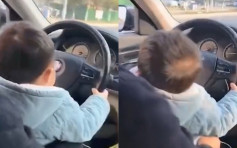 駕車途中讓兩歲兒掌軚  江蘇父母被罰款