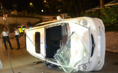 私家車荃灣翻側 3人受傷一度被困