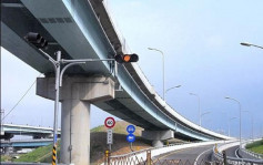 台湾女子跳高架公路桥爆头惨死  目击者：有人追她