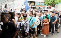 國慶75周年︱天星小輪免費搭現百米人龍  內地客：從優惠感受到香港熱情