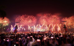 除夕倒数2024｜市民游客盛赞维港烟花精彩震撼：迎接最美好的新一年