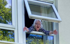 【疫下温馨】隔窗终见曾孙女一面 92岁婆婆激动张臂迎接