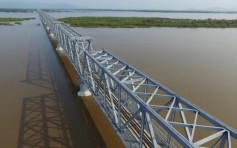 中俄首座跨江鐵路大橋鋪軌貫通