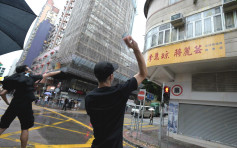 【逃犯條例】示威者向民建聯辦事處投擲雞蛋撕毀橫額