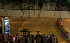 荃湾示威者堵塞青山公路大河道后快闪 防暴警察展示黑旗