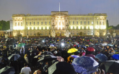 英女皇离世｜白金汉宫下半旗 全国民众冒雨撑伞追思哀悼