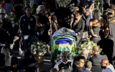 球王比利逝世｜母球會山度士主場舉行遺體告別儀式 大批群眾排長龍送別比利