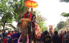 泰國女富商坐大象沿街撒錢做功德 引民眾瘋搶