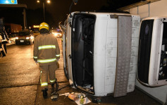 冷凍貨車呈祥道撞壆翻側　兩跟車工人受傷