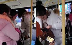 巴士上不见手机女孩对40乘客逐个搜身 致延误40分钟