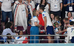 世界盃2022｜英格蘭太太團入場打氣 卡尼親吻太太