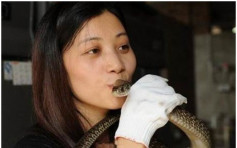 成都女养7000毒蛇 曾被咬险丧命仍不畏惧