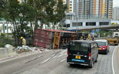 屯門貨櫃車翻側 司機受傷自行脫困