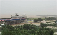 台破纪录暴雨机场大乱　多处泛滥现土石流