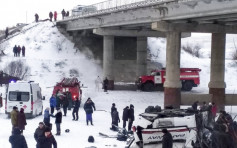 俄羅斯西伯利亞旅遊巴爆胎失事墮橋 致19死22傷