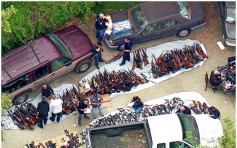 洛杉矶民居搜获逾千枝非法枪械 铺满半条行车道