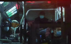重症老人逼爆車廂坐走廊 武漢用巴士轉運病人混亂惹爭議