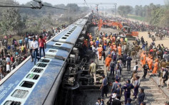 印度东北部比哈尔邦火车出轨 至少7死逾20伤 