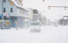 暴风雪侵袭纽约州西部 降雪量高达196厘米