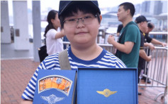 【遼寧艦訪港】16歲小軍事迷豪花千元買紀念品