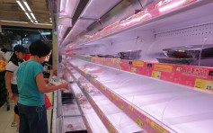 【韋帕襲港】市民超市搶購食物乾糧 不少貨架已被掃光