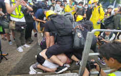 【七一回归】疑近拍示威者容貌起冲突 男子遭黑衣人按地坐背