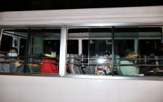康美樓逾30單位住戶漏夜執行李 乘旅巴搬入隔離營