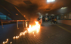 【修例風波】示威者闖入荃灣站毀壞設施 政府合署縱火
