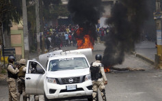 海地反政府示威变暴动 群众趁机洗劫警察局银行商店