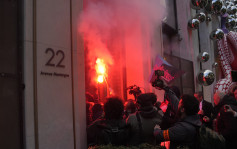 法反退休改革抗議持續 示威群眾闖LVMH總部投煙霧彈