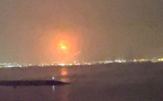 杜拜港口一艘货轮发生爆炸 冒出巨大火球