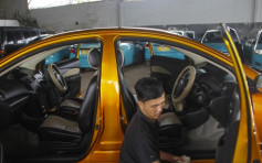 印尼老翁自創兩頭車 被禁駛出街