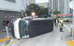 客貨車彩石里轉彎失控翻側 司機失蹤遺染血紙巾