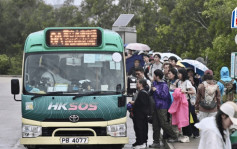 东坝逼爆｜政府︰已要求小巴营办商加车加人  接载所有乘客返北潭涌后才结束服务
