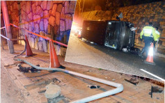 天雨路滑跣胎撞栏 运报车薄扶林道翻侧司机送院